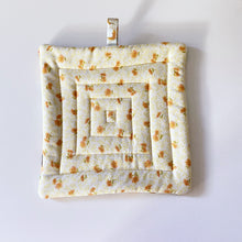Load image into Gallery viewer, Flowers Quilted Pot Holder
