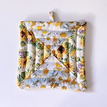 Load image into Gallery viewer, Flowers Quilted Pot Holder
